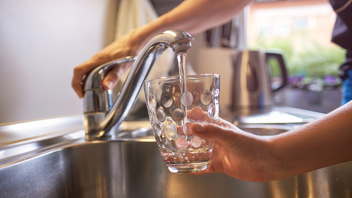 Babiččin trik funguje: voda z kohoutku bude čistší než artéská a filtry nejsou potřeba