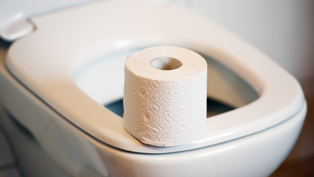 Bez košíků a bez polic: chytré řešení pro úhledné ukládání toaletního papíru, které se v českých domácnostech používá stále častěji