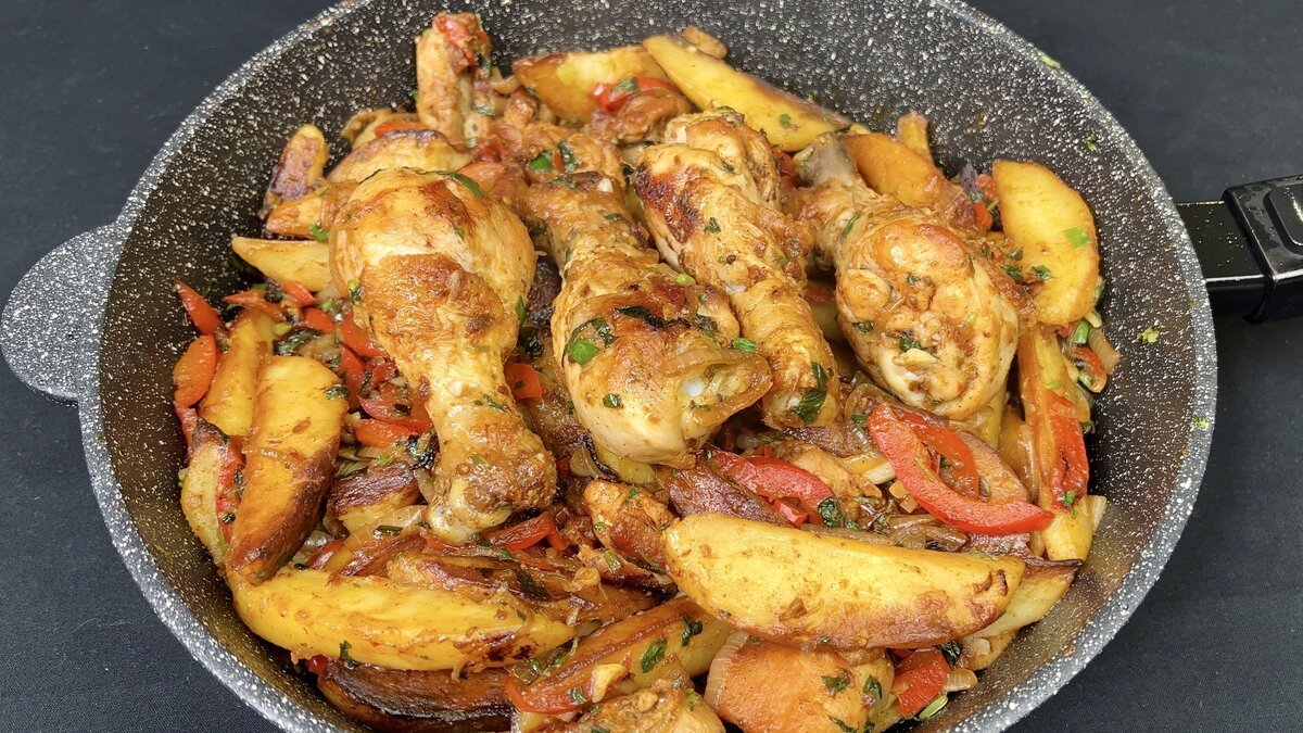 Bez trouby kuře s bramborami a ptitim v jednom hrnci praktické jídlo známé i v české kuchyni