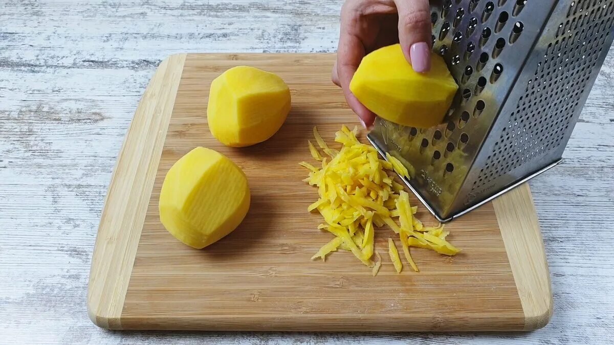 U bramboráků už se netrápím: vezmu pár brambor a vejce – a v troubě je hotová lahodná placka