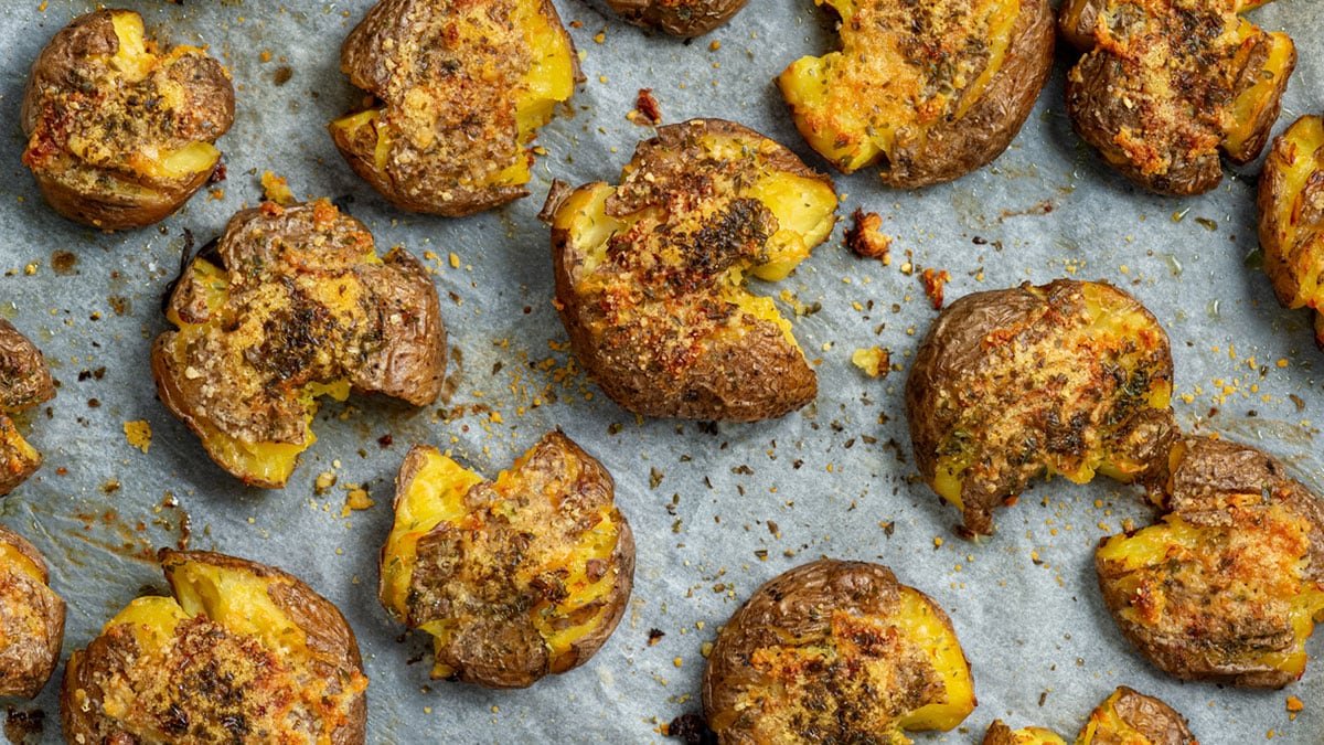 Chutná večeře po česku křupavé brambory s rozmarýnem česnekem a mléčnou omáčkou