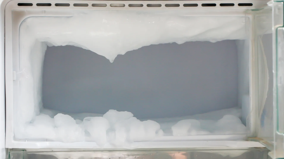 Málokdo to ví: otvor v mrazáku, který se v českých domácnostech často přehlíží a tím se zhoršuje chod lednice