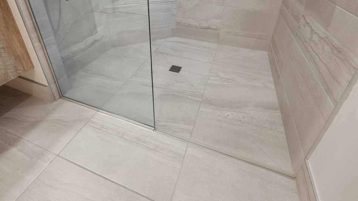 Vany a sprchové kouty mizí do minulosti, v českých interiérech je teď v kurzu jiný formát