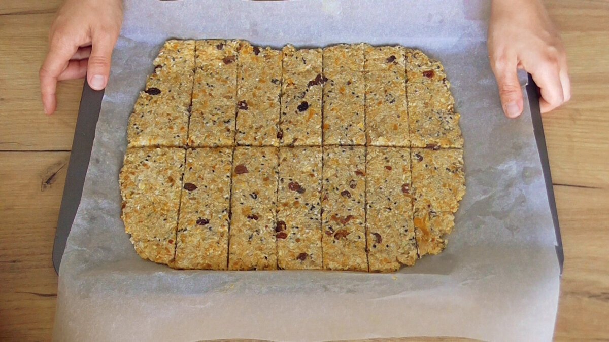 Ovesné vločky už se mi neválí ve skříňce: dělám z nich výborné tyčinky k čaji, trik, který se v českých domácnostech už dávno zabydlel