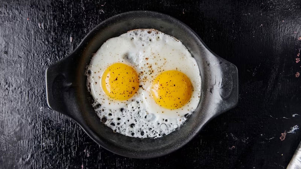 Trocha mléka na pánev při smažení vajec proč se to doporučuje a k čemu je to dobré trik o kterém se mluví i v českých kuchyních