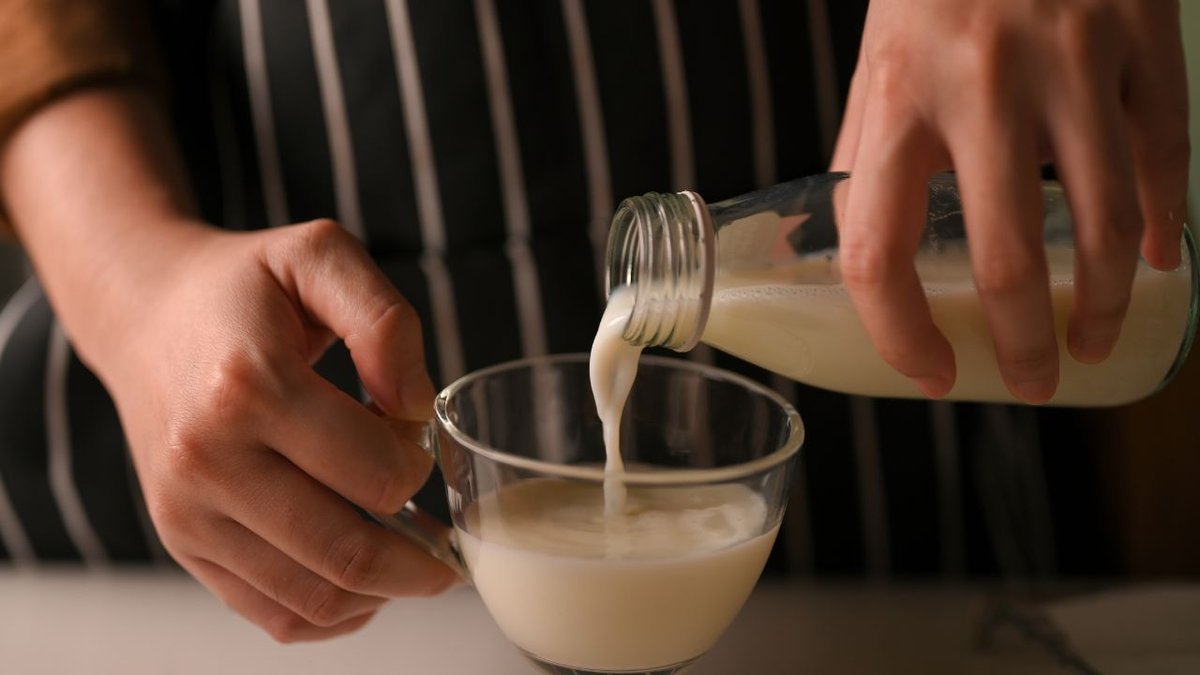 Trocha mléka na pánev při smažení vajec proč se to doporučuje a k čemu je to dobré trik o kterém se mluví i v českých kuchyních