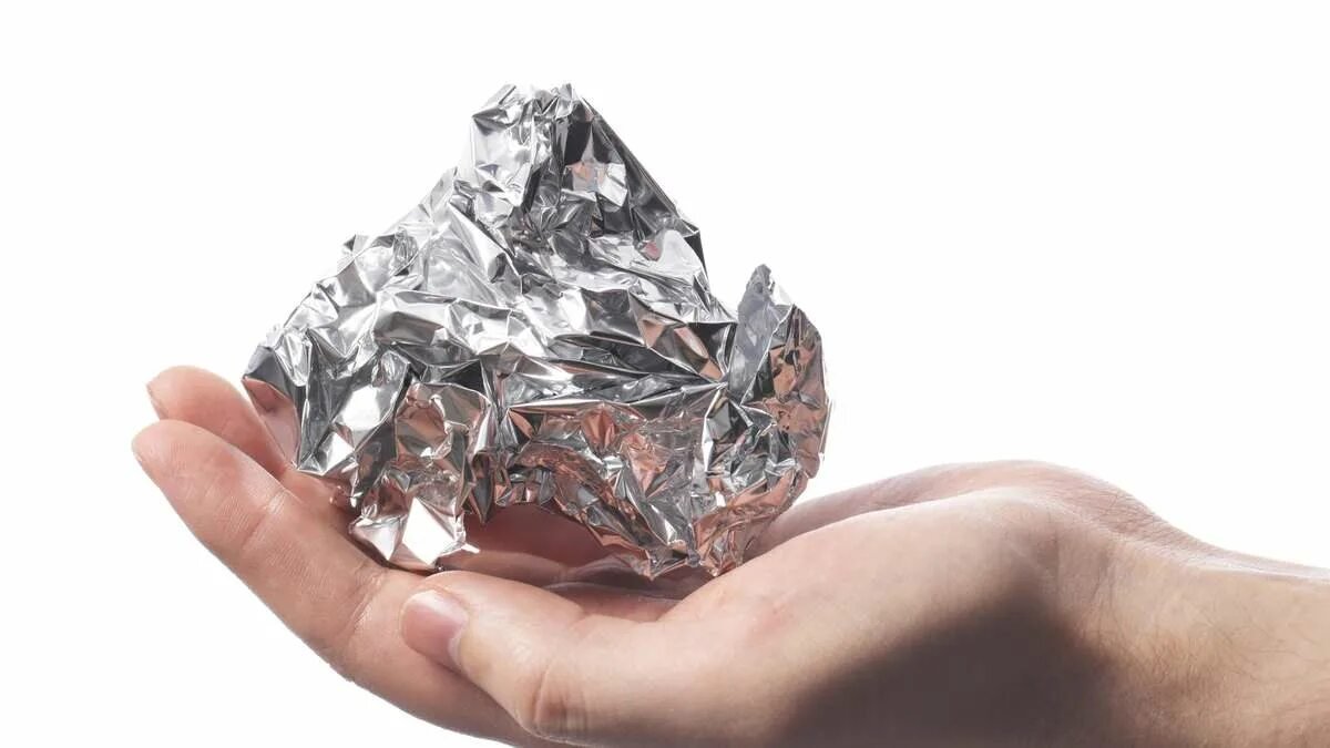 Máte ve skříni alobal? Připevněte ho na kliku. Tento levný trik je populární z jediného důvodu