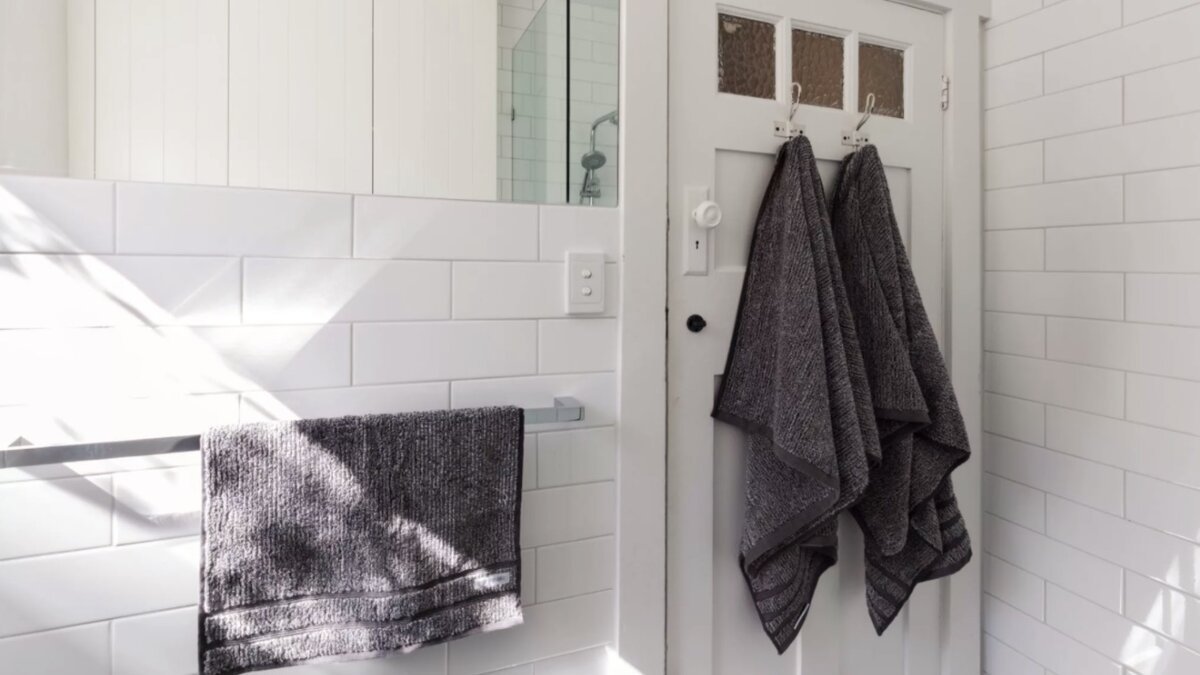 Pověste to u sprchy chytrý trik který pomáhá snížit vlhkost a udržet koupelnu svěží a který se čím dál častěji používá i v českých domácnostech