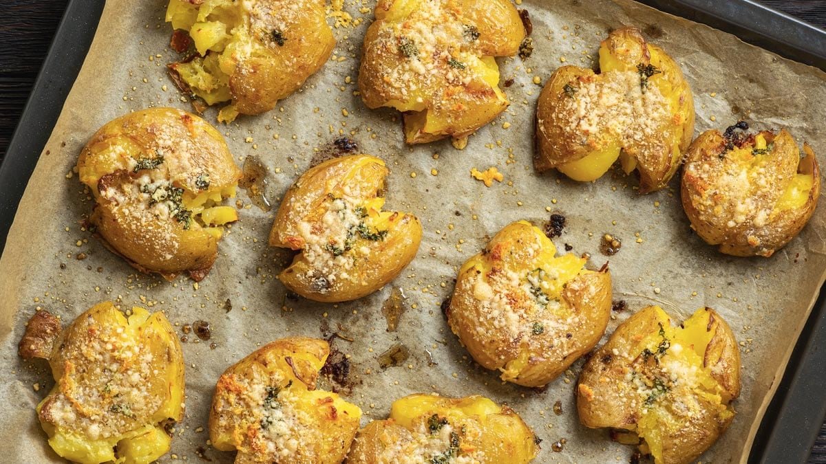 Chutná večeře po česku křupavé brambory s rozmarýnem česnekem a mléčnou omáčkou