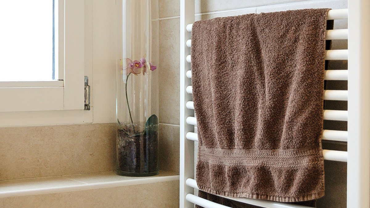 Pověste to u sprchy chytrý trik který pomáhá snížit vlhkost a udržet koupelnu svěží a který se čím dál častěji používá i v českých domácnostech