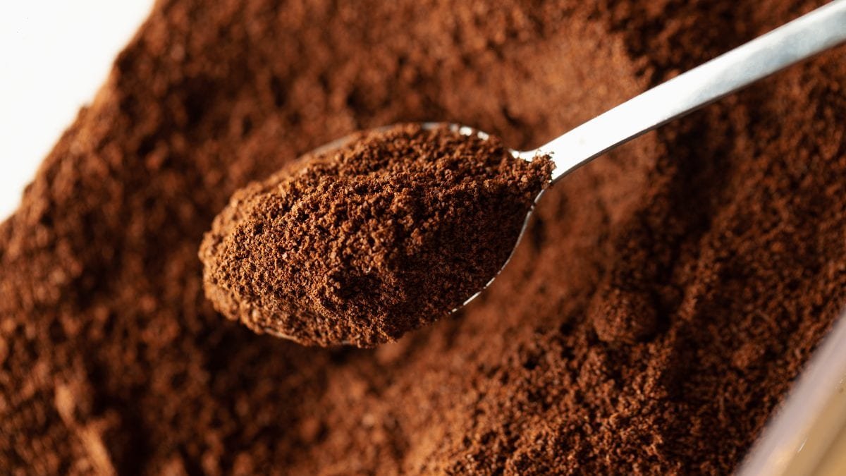 Jen jedna lžíce proč se v českých domácnostech stále častěji sype kávová sedlina do toalety