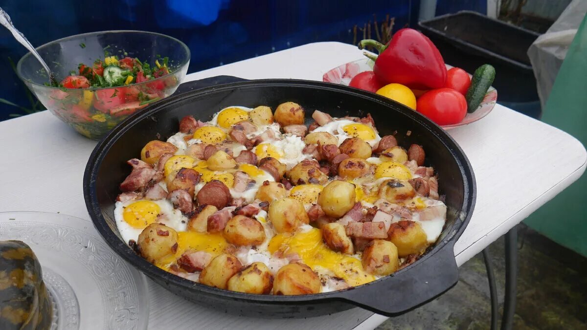 Recept na vesnické brambory s masem, slaninou a vejcem na pánvi