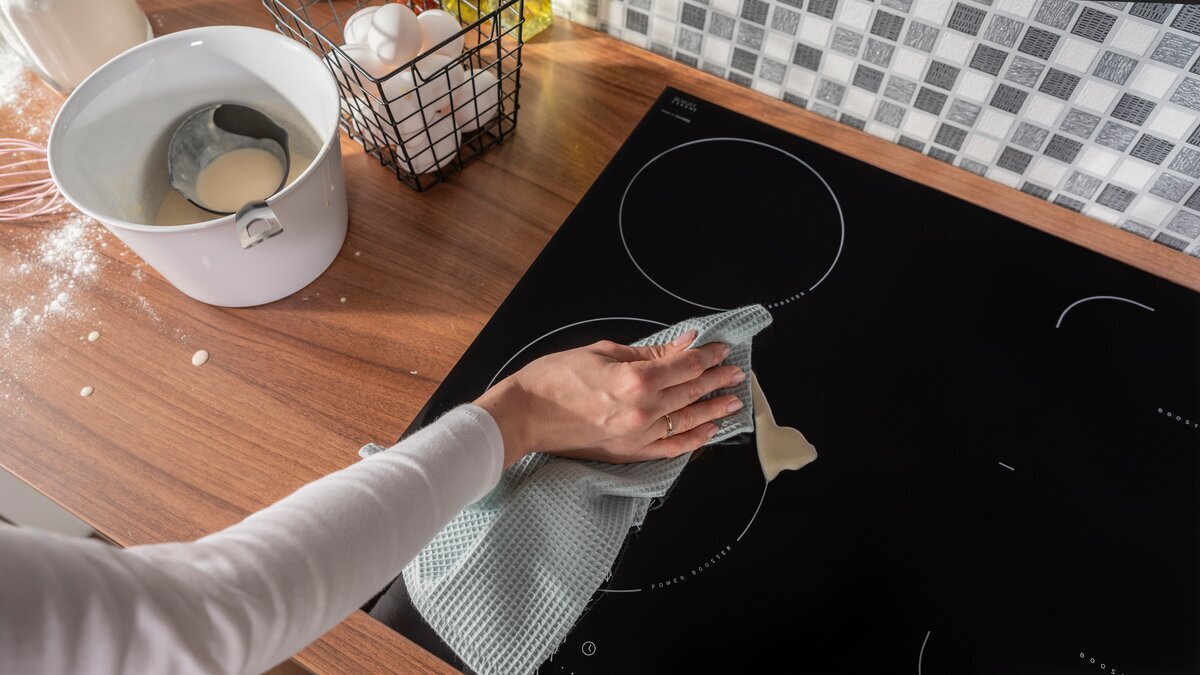 Zkuste skvrny na indukci přetřít tím, co obvykle vyhazujete — v českých domácnostech to používají jako přírodní prostředek, který vrací kuchyni lesk