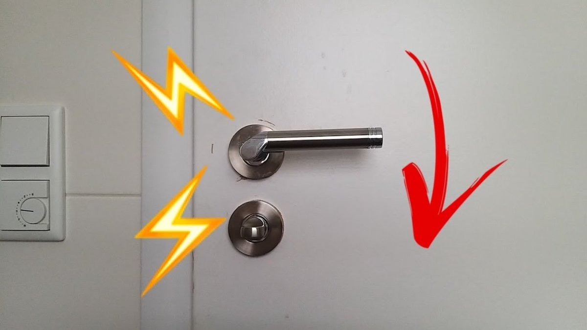 Máte ve skříni alobal Připevněte ho na kliku Tento levný trik je populární z jediného důvodu