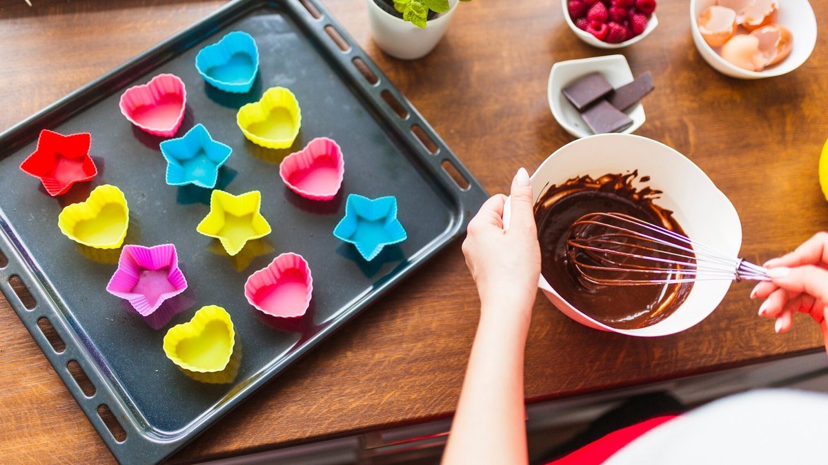 Pokud nemáte po ruce pečicí papír, osvědčené alternativy dají stejný výsledek a v českých domácnostech jsou dobře známé