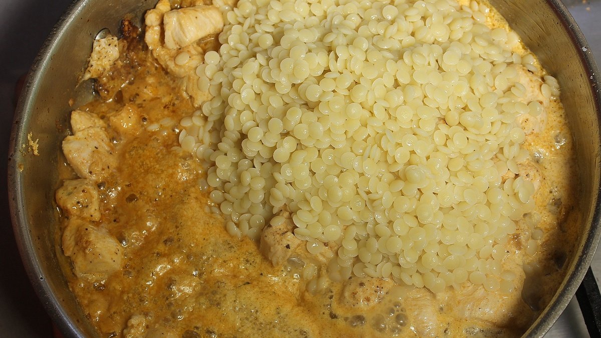 Bez trouby kuře s bramborami a ptitim v jednom hrnci praktické jídlo známé i v české kuchyni