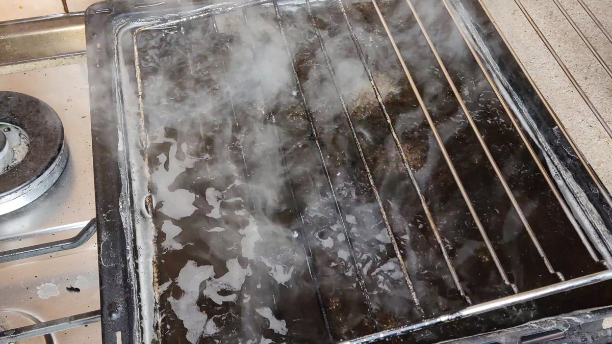 Očazené rošty do trouby: jednoduchý a účinný způsob, který se v českých domácnostech často používá, aby šly umýt bez zbytečné námahy