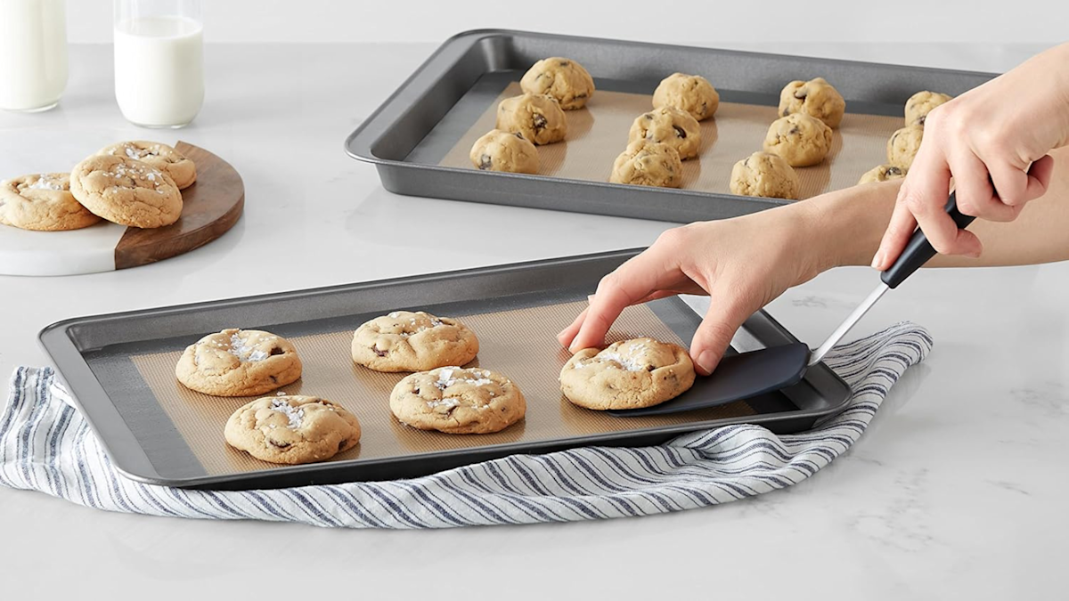 Pokud nemáte po ruce pečicí papír, osvědčené alternativy dají stejný výsledek a v českých domácnostech jsou dobře známé