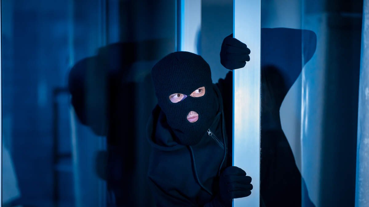 Máte ve skříni alobal? Připevněte ho na kliku. Tento levný trik je populární z jediného důvodu