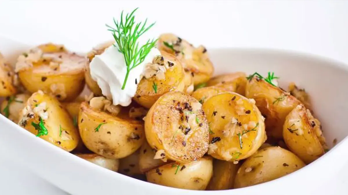 Šmagus oblíbené rodinné jídlo brambory v cibulovo smetanové omáčce podle starého receptu známého i v české kuchyni