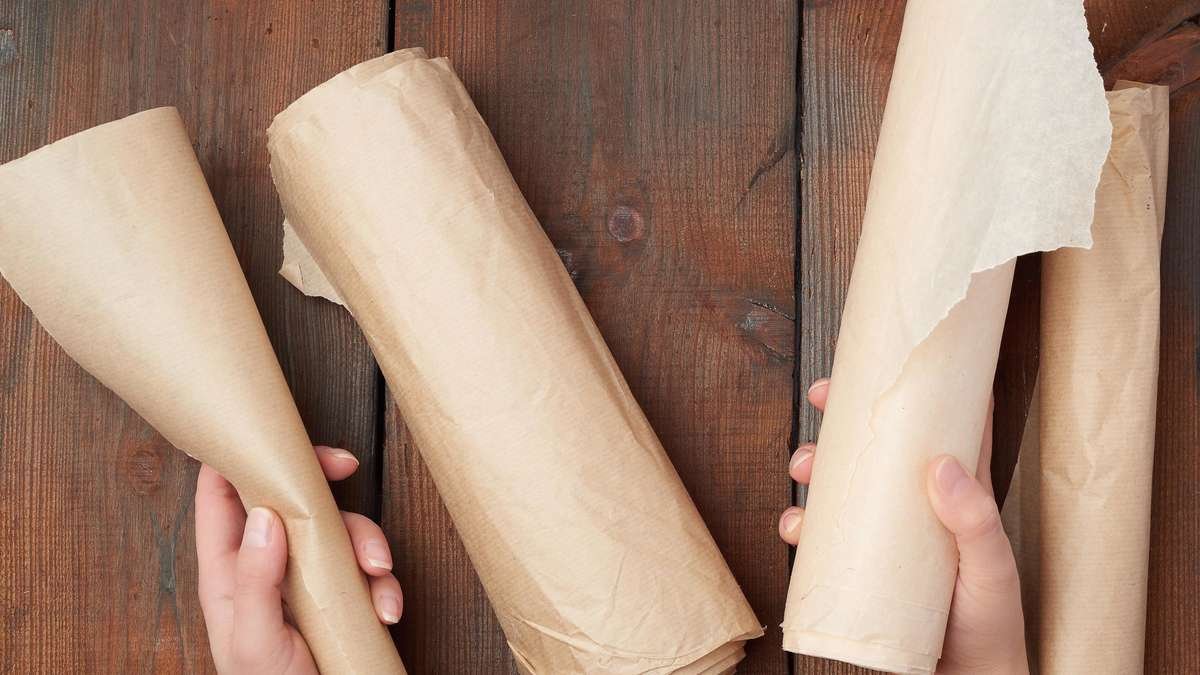 Pokud nemáte po ruce pečicí papír, osvědčené alternativy dají stejný výsledek a v českých domácnostech jsou dobře známé