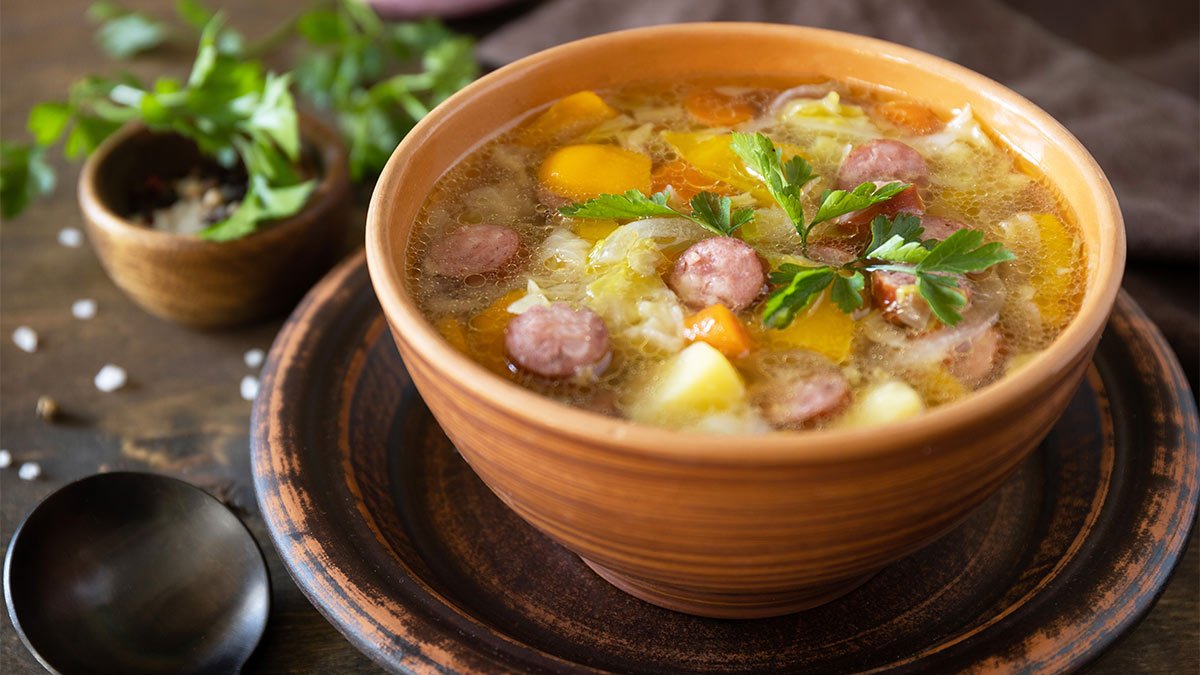 Polský kapuśniak s kysaným zelím a uzenou klobásou sytá polévka která by se snadno zabydlela i v českých domácnostech