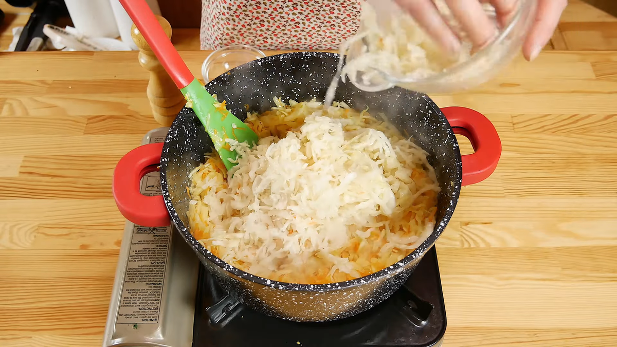 Polský kapuśniak s kysaným zelím a uzenou klobásou sytá polévka která by se snadno zabydlela i v českých domácnostech