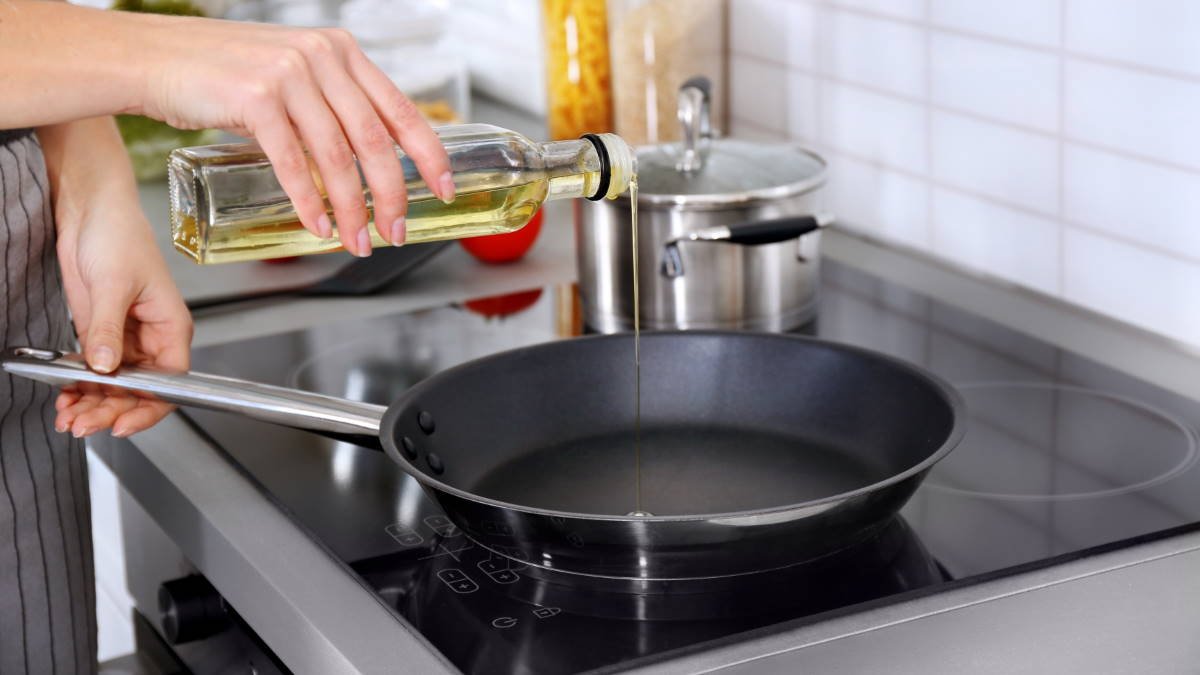 Trocha mléka na pánev při smažení vajec proč se to doporučuje a k čemu je to dobré trik o kterém se mluví i v českých kuchyních