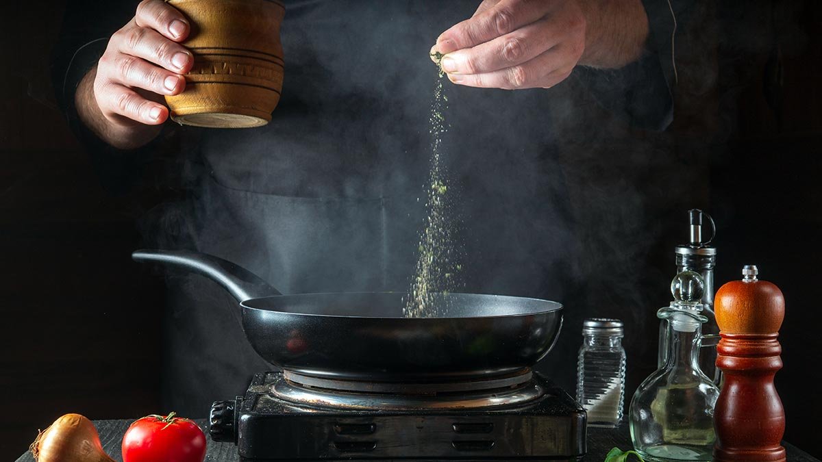 Recept na vesnické brambory s masem, slaninou a vejcem na pánvi