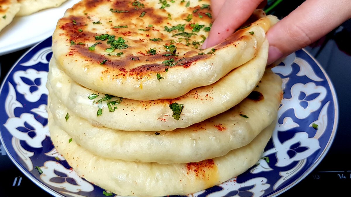 Recept na placičky na pánvi s máslem a kořeněnou solí, které se v českých domácnostech často připravují