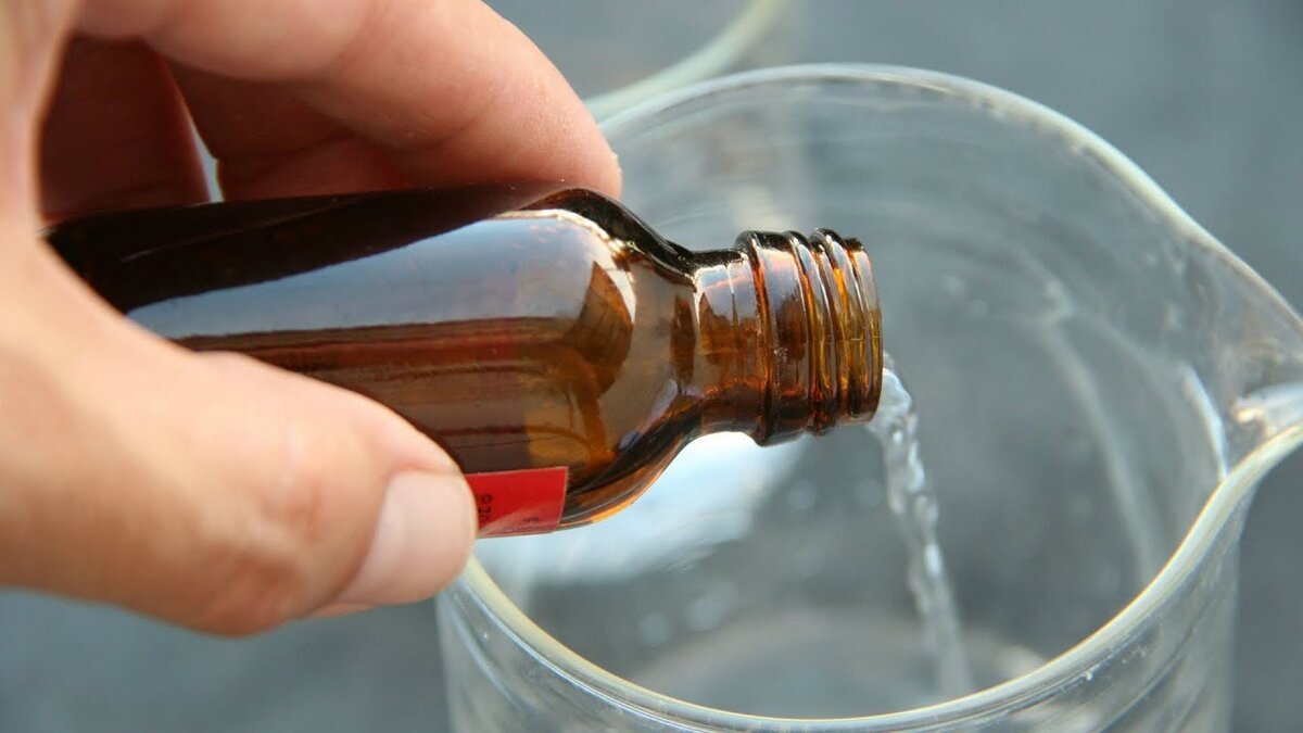 Tři kapky na houbičku a za 10 minut vana září jako nová, trik, který se používá i v českých domácnostech