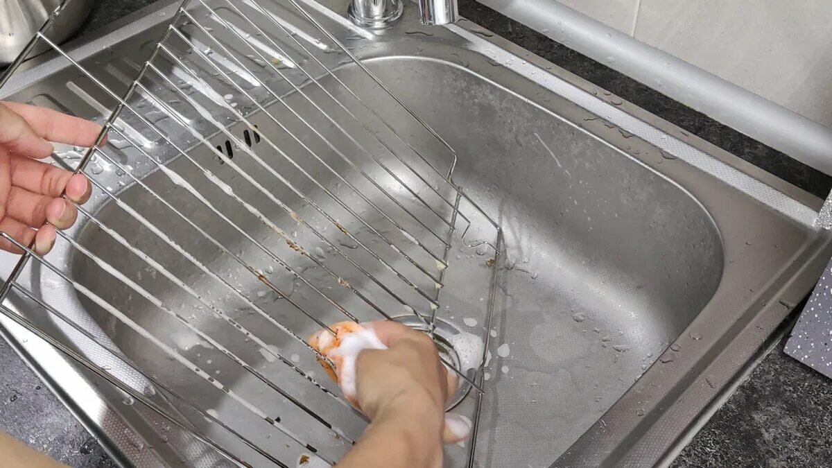 Očazené rošty do trouby: jednoduchý a účinný způsob, který se v českých domácnostech často používá, aby šly umýt bez zbytečné námahy