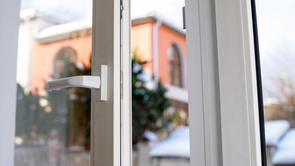 Plíseň na stěnách proč se v českých domácnostech bělidlo nepovažuje za řešení a jakou metodu doporučují odborníci