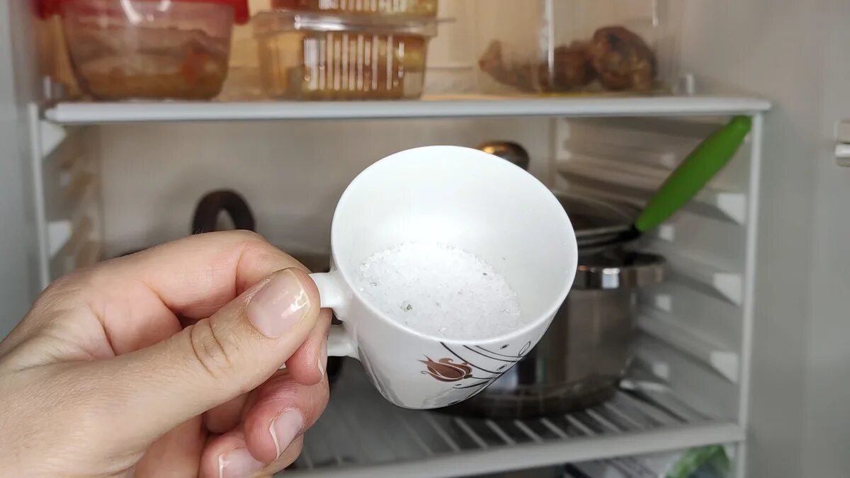 Sklenice se solí do lednice a problém je pryč: jednoduchý a osvědčený trik, který se už dávno používá v českých domácnostech