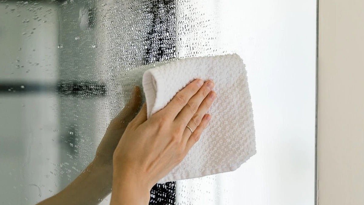 Pověste to u sprchy chytrý trik který pomáhá snížit vlhkost a udržet koupelnu svěží a který se čím dál častěji používá i v českých domácnostech