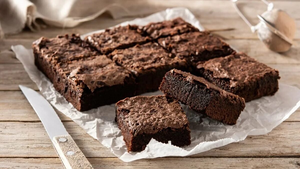 Vezmu mouku a tabulku čokolády a za 25 minut si dávám čaj s božským dortíkem, stačí vše smíchat a je hotovo, takhle se to často dělá i v českých domácnostech