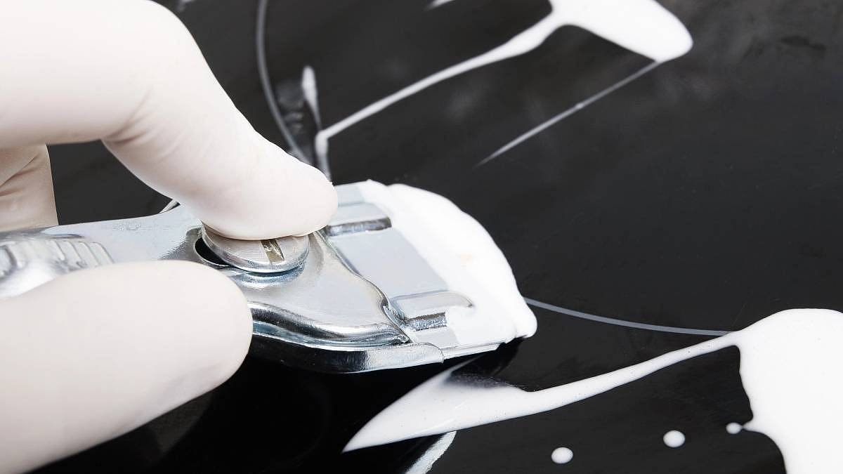 Škrábance na sklokeramické varné desce lze často zjemnit nebo výrazně potlačit ve čtyřech jednoduchých krocích způsob který dobře znají i české domácnosti