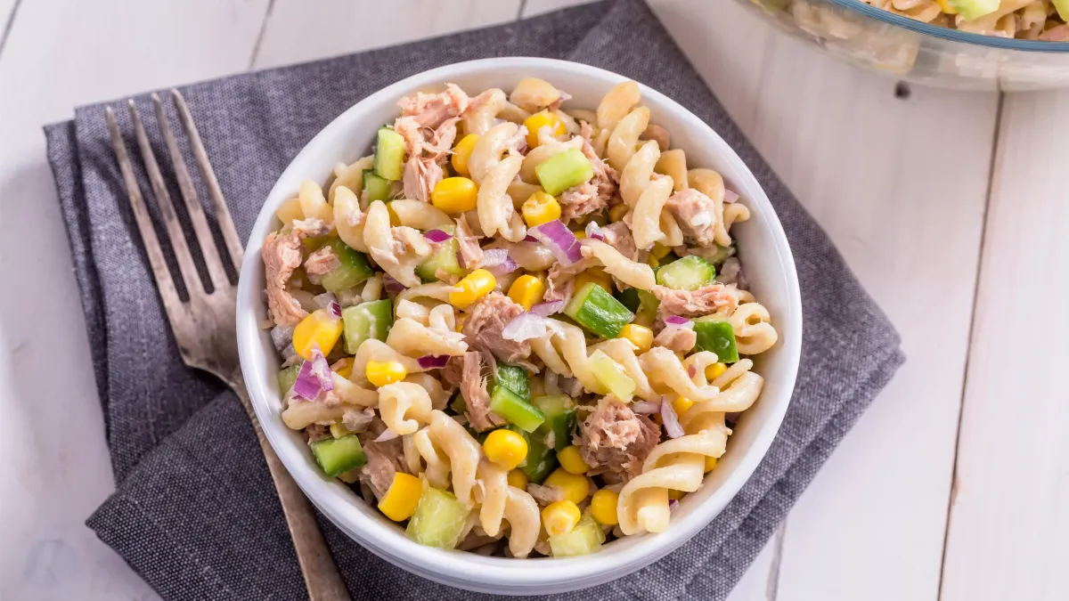 Rychlý tuňákový salát recept který pomůže v českém tempu života