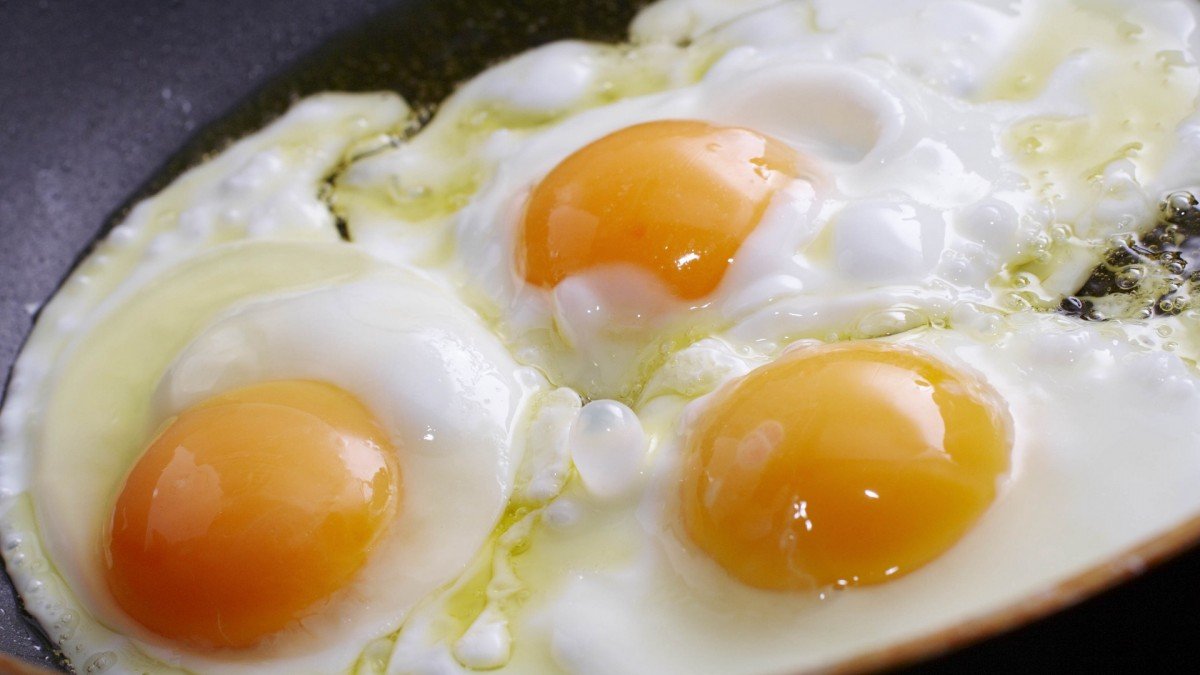Trocha mléka na pánev při smažení vajec proč se to doporučuje a k čemu je to dobré trik o kterém se mluví i v českých kuchyních