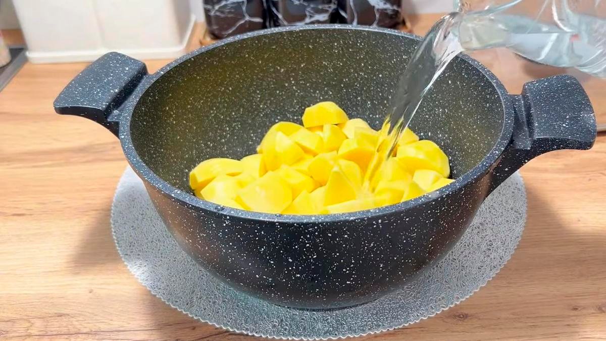 Šmagus oblíbené rodinné jídlo brambory v cibulovo smetanové omáčce podle starého receptu známého i v české kuchyni