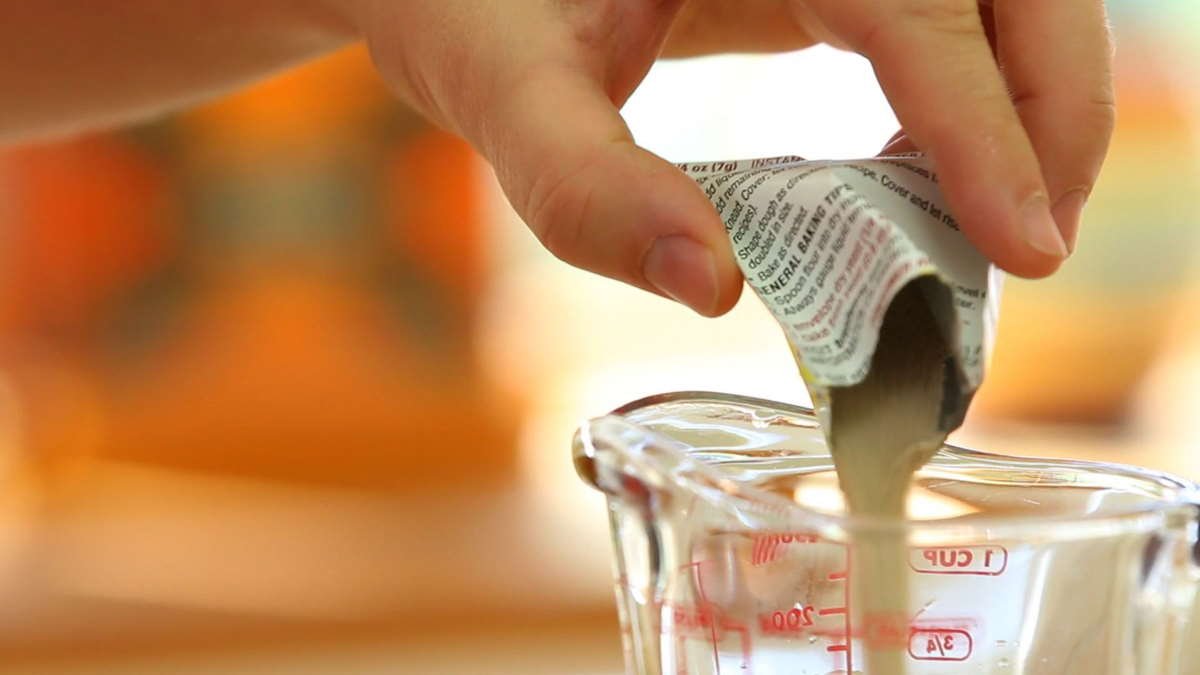 Recept na placičky na pánvi s máslem a kořeněnou solí, které se v českých domácnostech často připravují