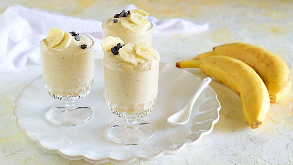 Vezmu 2 banány a sklenici mléka: jednoduchý „italský“ dezert bez cukru, který se v českých domácnostech jí lžičkou během pár minut