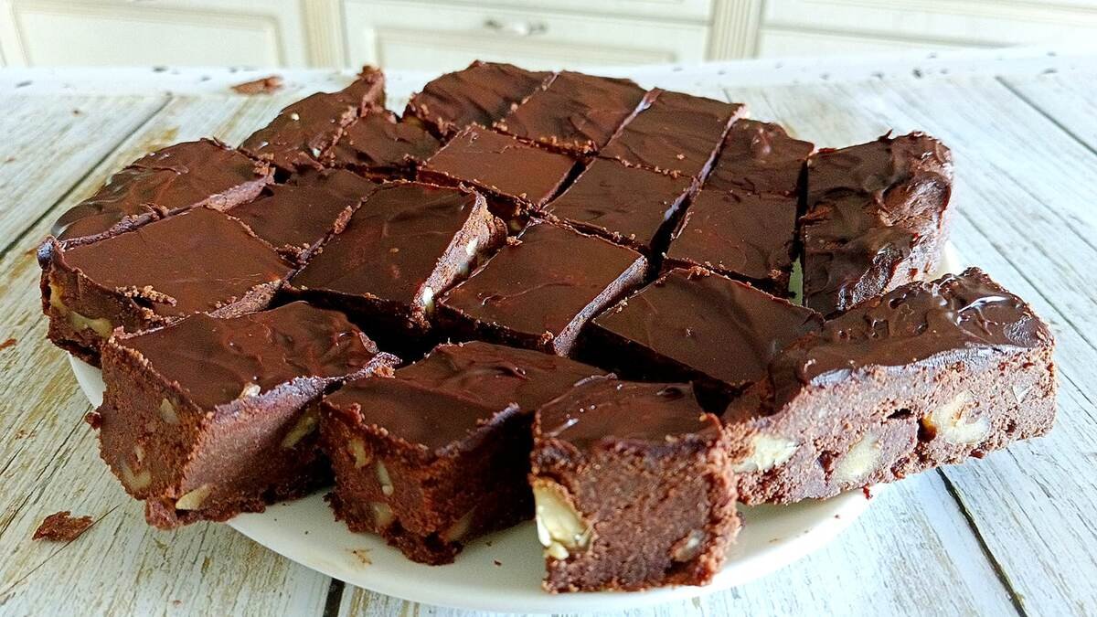 Vezmu mouku a tabulku čokolády a za 25 minut si dávám čaj s božským dortíkem, stačí vše smíchat a je hotovo, takhle se to často dělá i v českých domácnostech