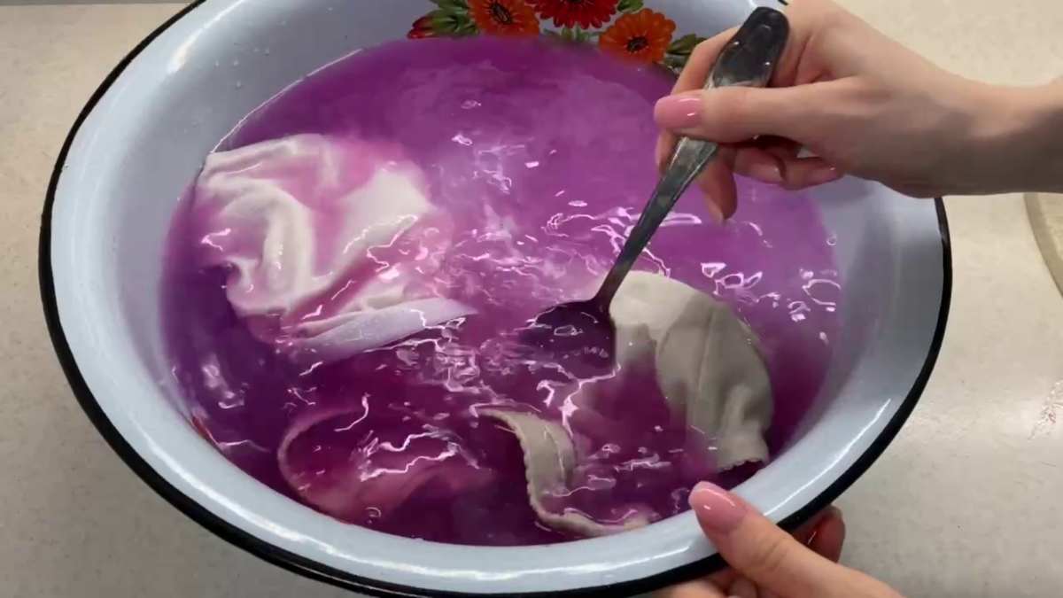 Manganistan draselný a prací mýdlo: „babičkovské“ duo pro zářivě čisté kuchyňské utěrky, na které si pamatují i v českých domácnostech