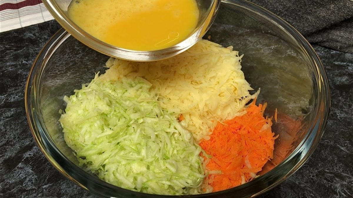 U bramboráků už se netrápím: vezmu pár brambor a vejce – a v troubě je hotová lahodná placka