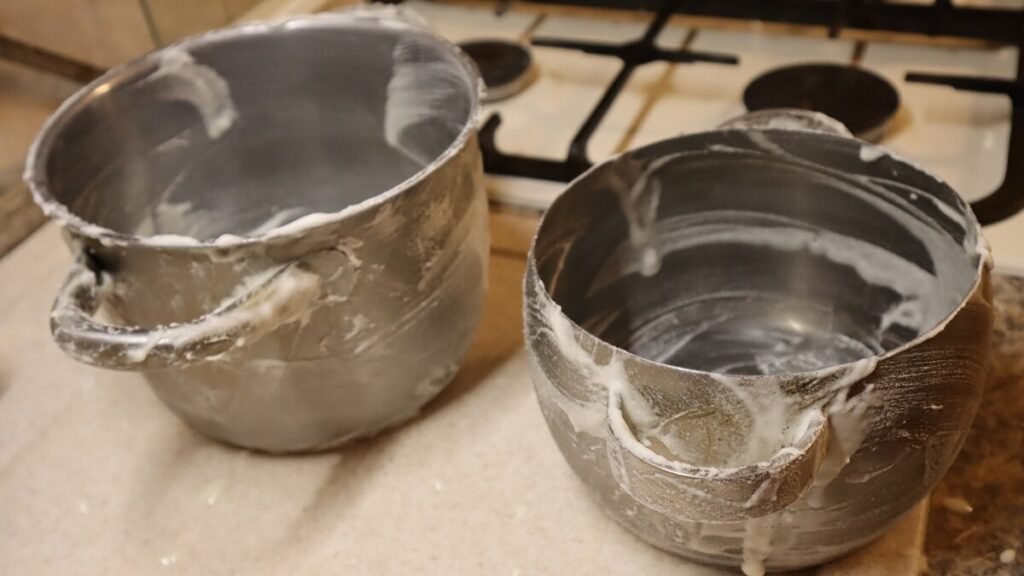 „Abrazivo z hrnce není potřeba dřít s námahou“ stačí přidat jen „tento prášek“ a vše snadno zmizí