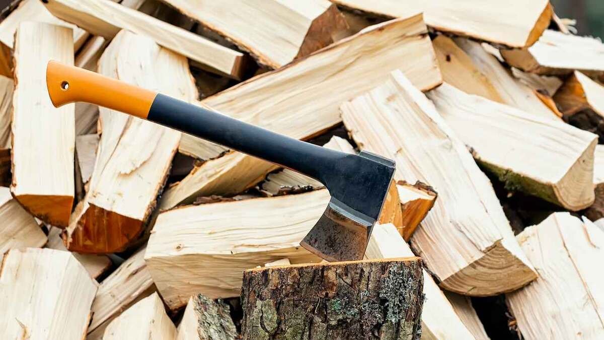 Ani drahá kamna, ani velká polena, tento trik dokáže snížit spotřebu dřeva na polovinu