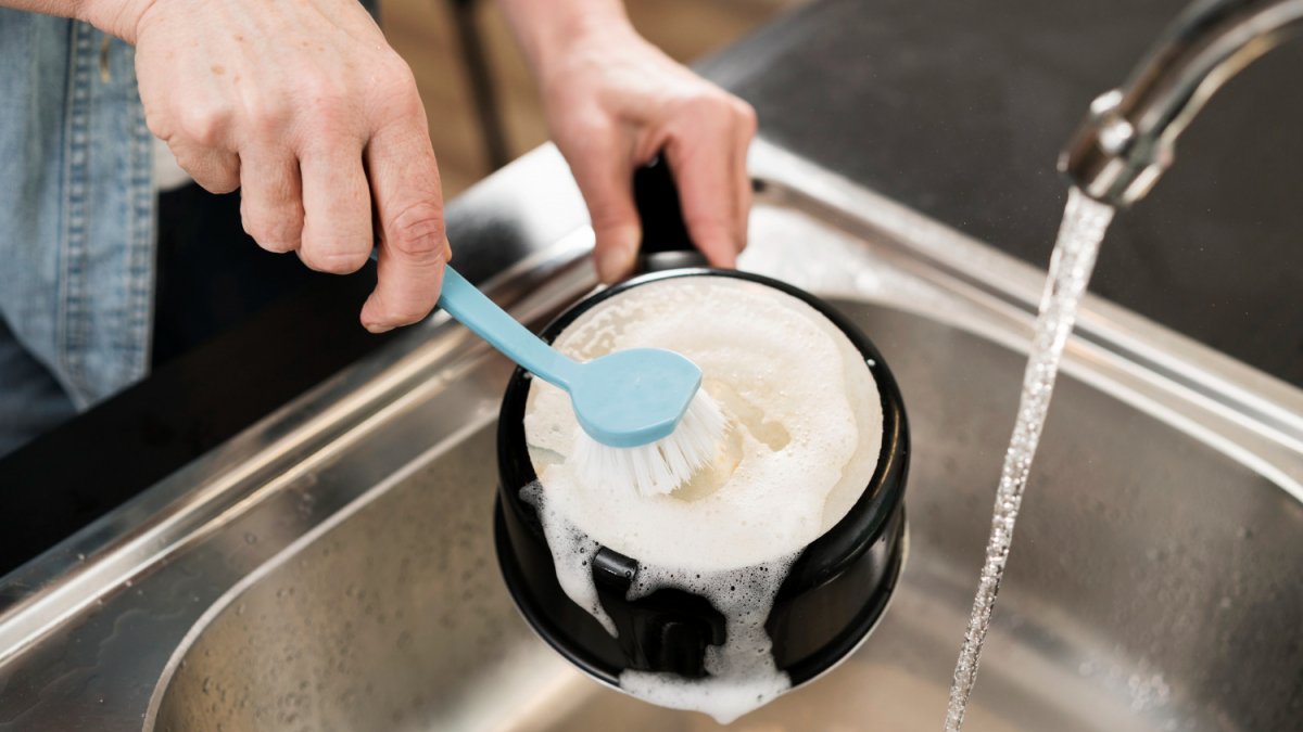 V mé kuchyni se všechno nádobí leskne jako nové jak umýt mastné pánve bez chemie profesionální trik z gastro provozu