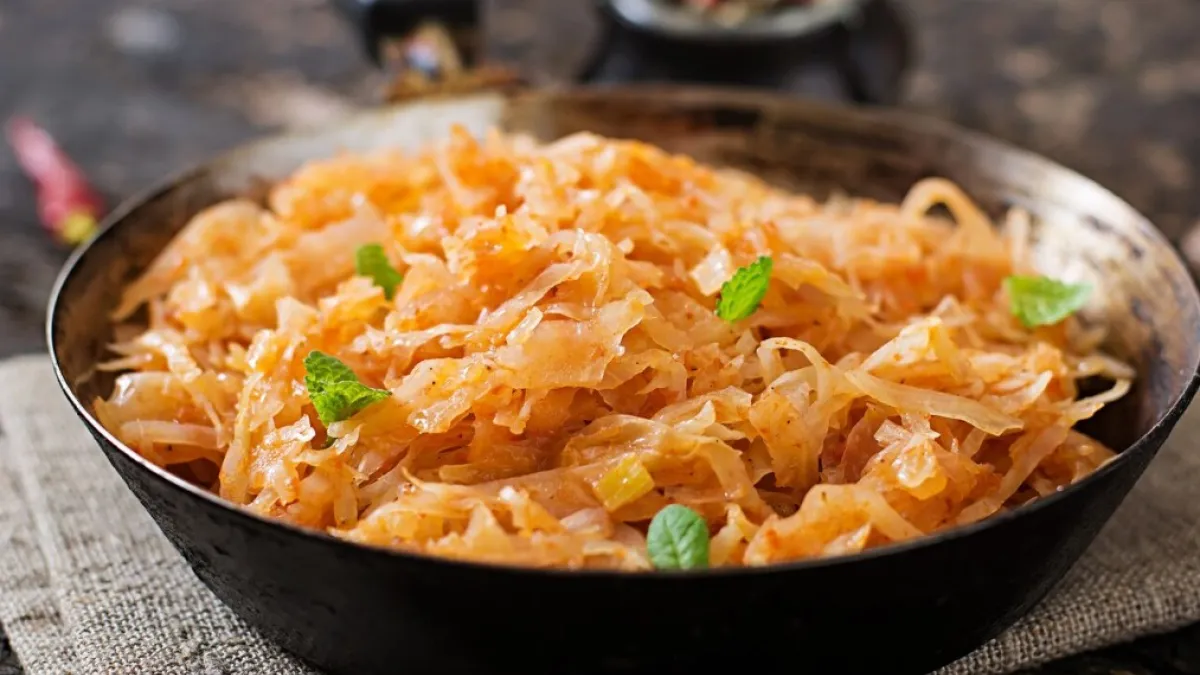 Dušené zelí s osmaženou cibulí po česku