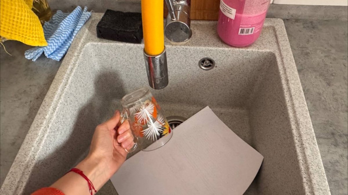 Když odcházím z domu, nechávám v dřezu sklenici a list papíru: jednoduchý, ale chytrý zvyk, který se v českých domácnostech objevuje čím dál častěji